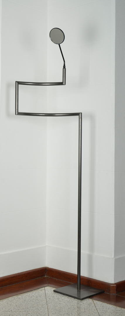 Mónica González, De la serie Los guardaespaldas, 1999 Caños, espejos retrovisores 178 x 46 x 20 cm © Fernando Franceschelli