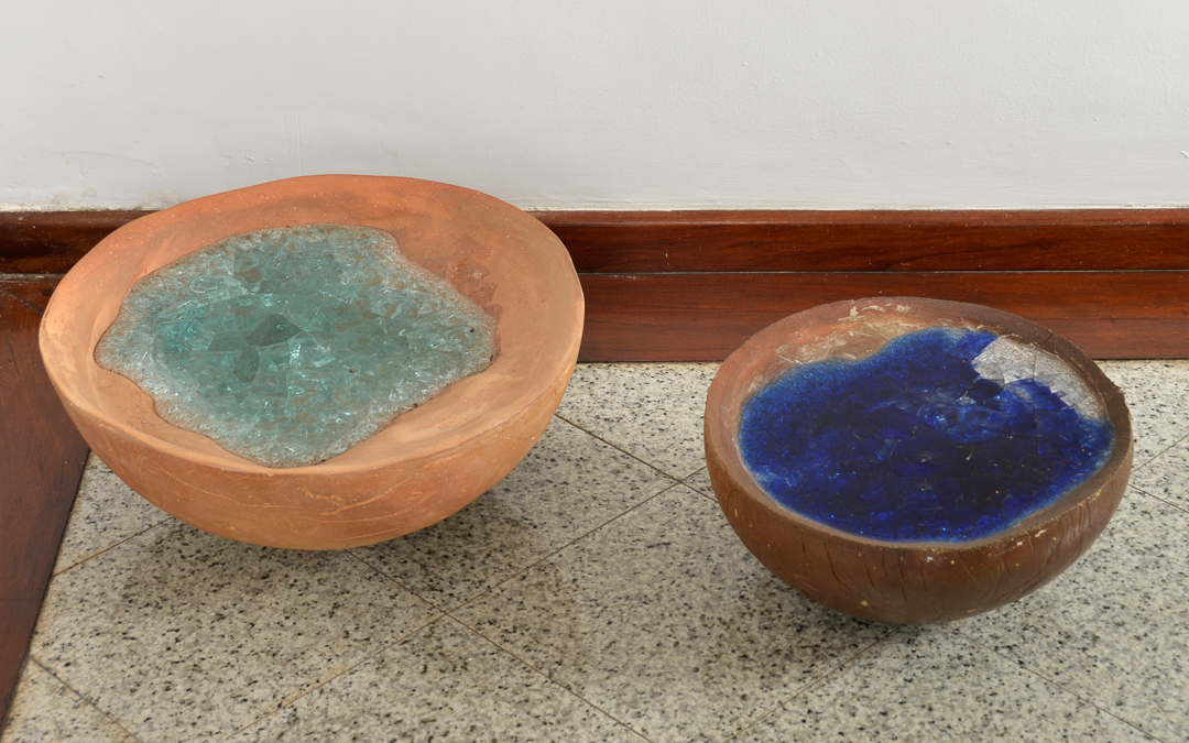 Mónica González, De la serie Acuífero guaraní fósil, 2019 Cerámica y vidrio 15 x 38 x 38 cm 21 x 50 x 50 cm © Fernando Franceschelli