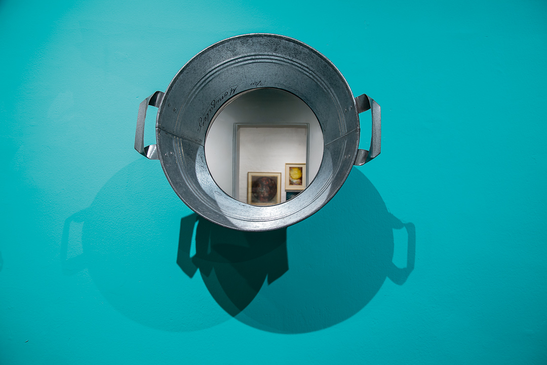 Mónica González, El fondo de la cuestión…, ca. 1996 Hojalata, espejo. Pieza de instalación 44 x 20 cm © Javier Medina Verdolini