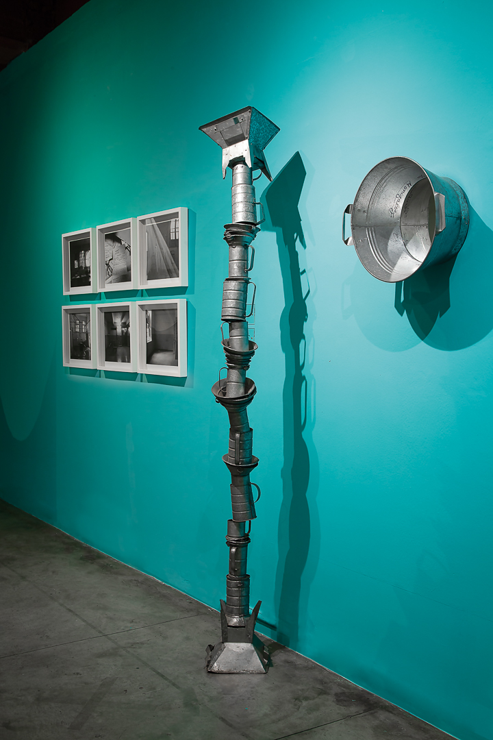 Mónica González, De la serie Mujer, pilar, malabarista, 1996 Piezas de instalación 220 x 25 x 25 cm © Javier Medina Verdolini