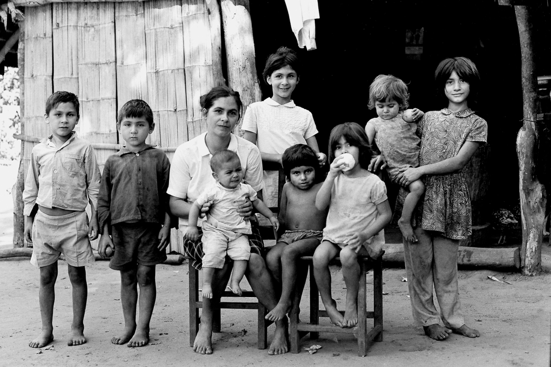  Comunidad del Aguaray, Doña Enriqueta y sus hijos esperan, 1975 Fotografía analógica 50 x 75 cm
