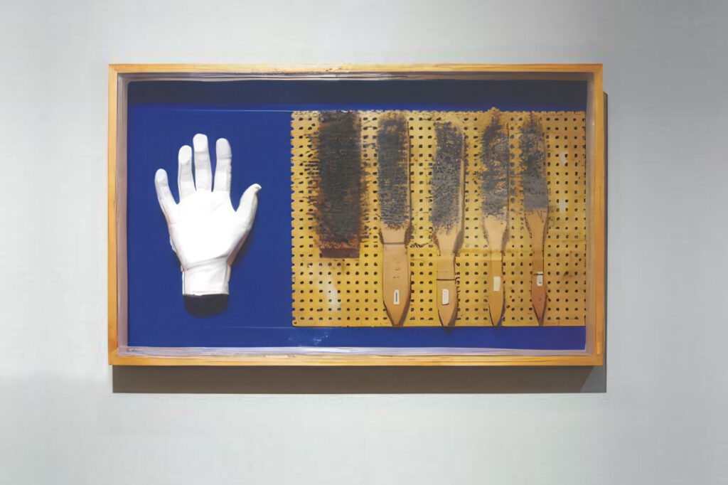 Osvaldo Salerno, "Sin título", 2003. Calco de yeso de la mano del autor, objetos metálicos, sellador de silicona, madrea, vidrio y pintura azul. 41 x 67 cm. Cortesía