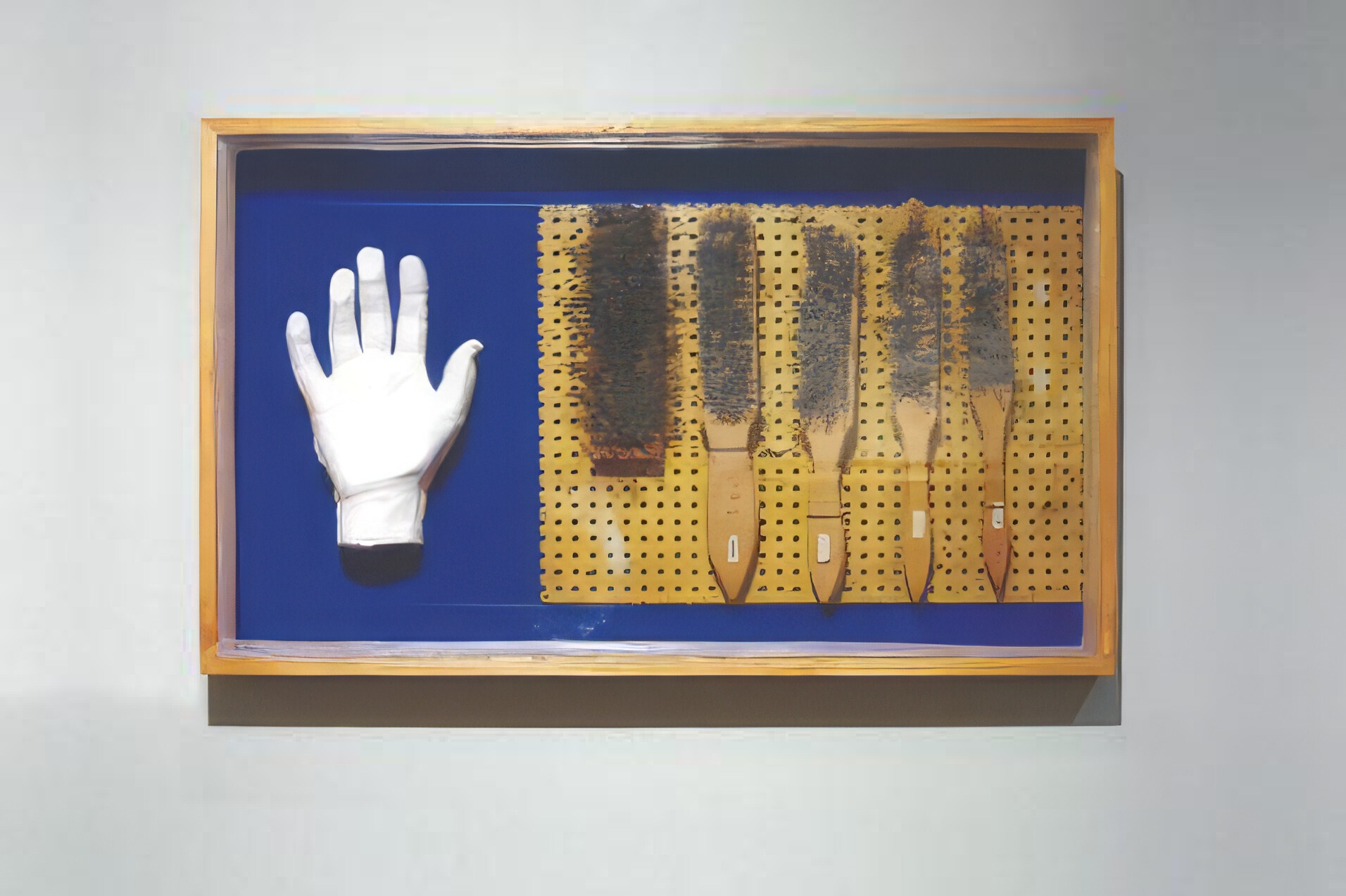 Osvaldo Salerno, "Sin título", 2003. Calco de yeso de la mano del autor, objetos metálicos, sellador de silicona, madrea, vidrio y pintura azul. 41 x 67 cm. Cortesía