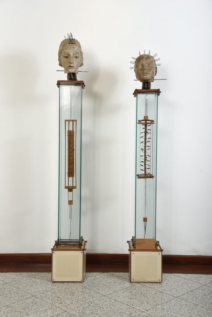 Carlos Almeida. La mirada (díptico), 1995 Cabezas de maniquí, madera, alambre, vidrio 162 x 17 x 17 cm 153 x 17 x 17 cm © Fernando Franceschelli