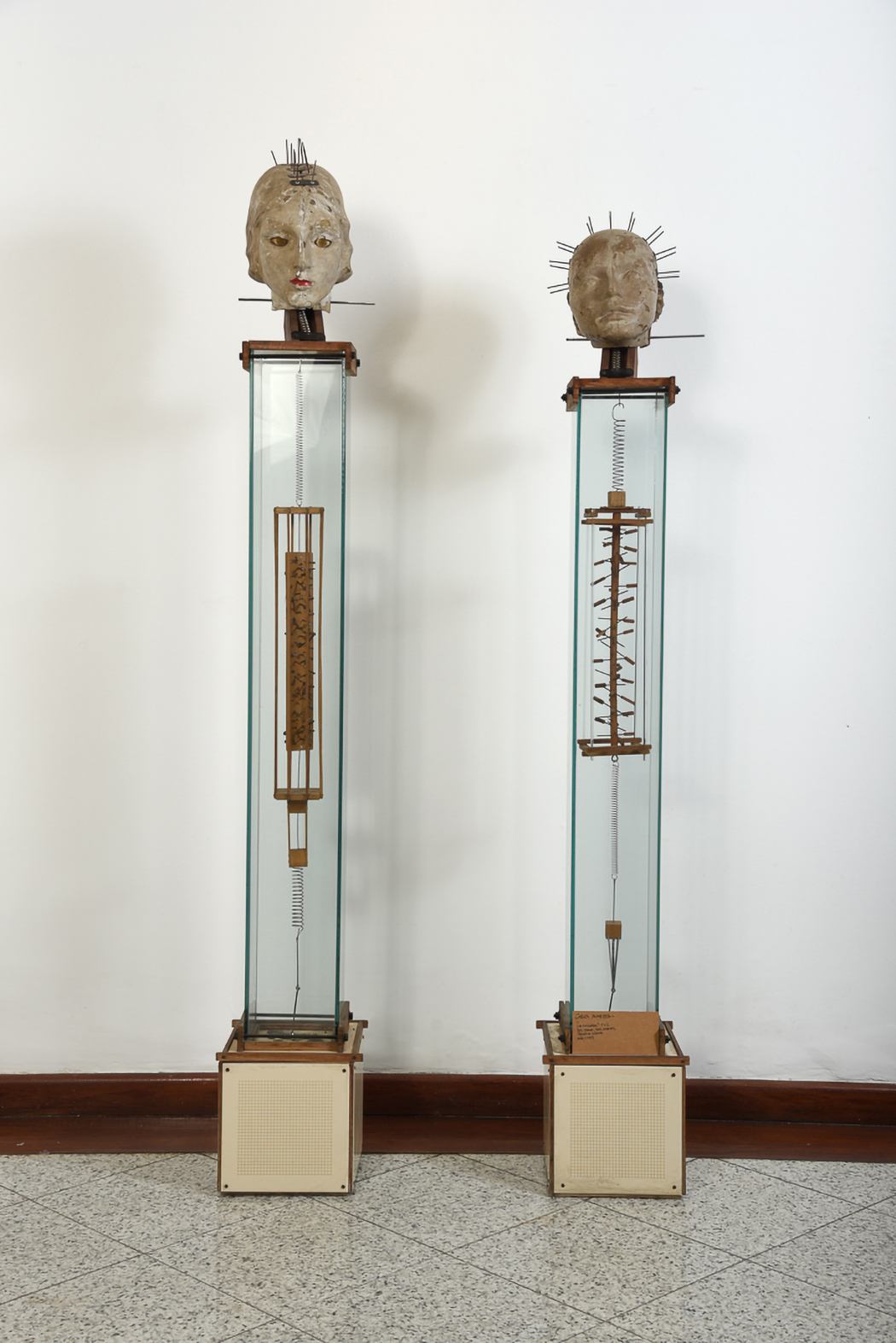 Carlos Almeida. La mirada (díptico), 1995 Cabezas de maniquí, madera, alambre, vidrio 162 x 17 x 17 cm 153 x 17 x 17 cm © Fernando Franceschelli