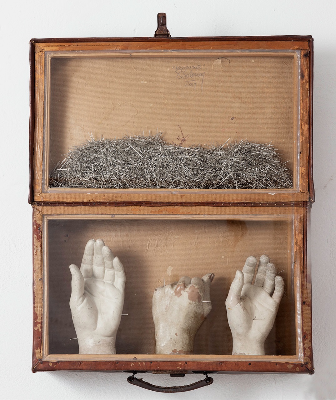 Osvaldo Salerno, Escaparate, 2019. Fibra de vidrio, madera, papel, vidrio, metal. 54 x 46 x 11 cm. Cortesía