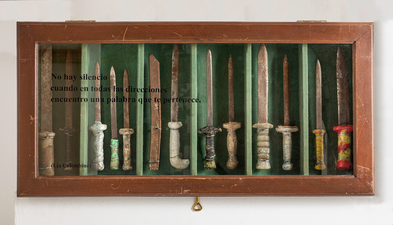 Osvaldo Salerno, "Sin título", 2019. Madera, polietileno, lana, vidrio, metal. 38 x 78 x 15 cm. Cortesía