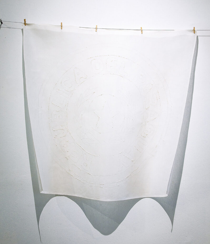 Arnaldo Cristaldo, Descalzado, 2016 Tejido de ao po'i blanco intervenido 80 x 80 cm (aprox.) © Javier Medina Verdolini