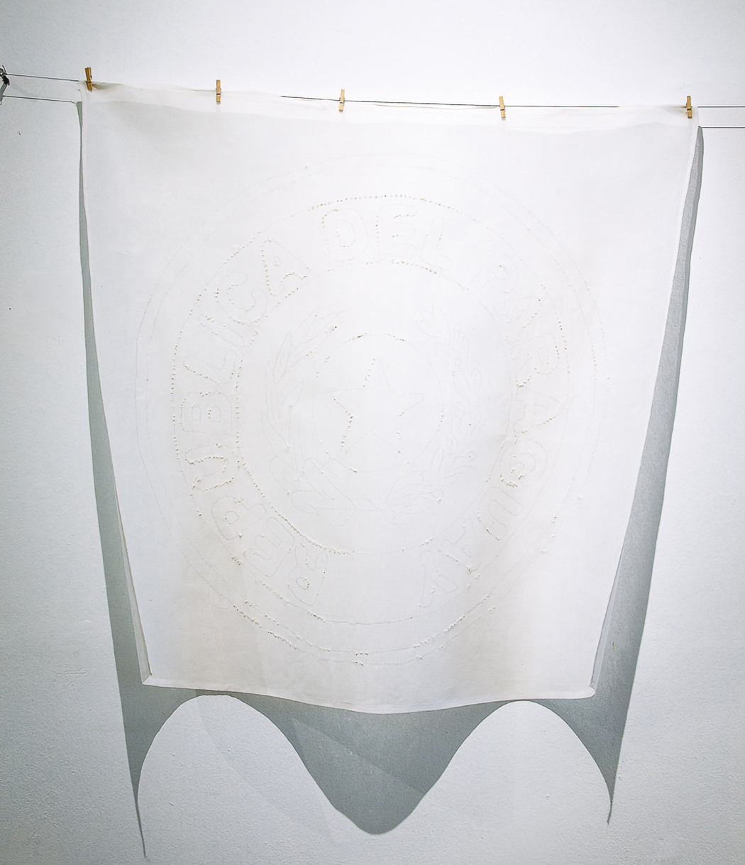 Arnaldo Cristaldo, Descalzado, 2016 Tejido de ao po'i blanco intervenido 80 x 80 cm (aprox.) © Javier Medina Verdolini