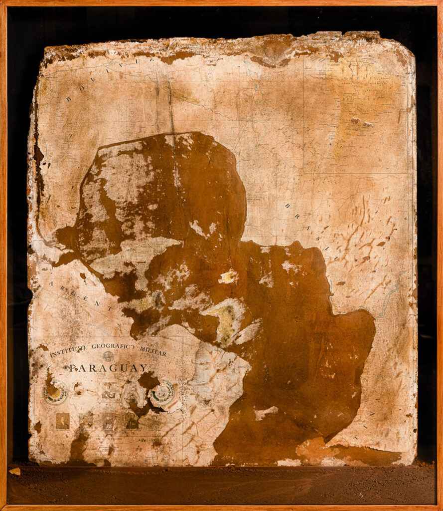 Sin título, 2018 Tierra y mapa del Paraguay 144 x 129 cm © Ángel Uriel Barreto