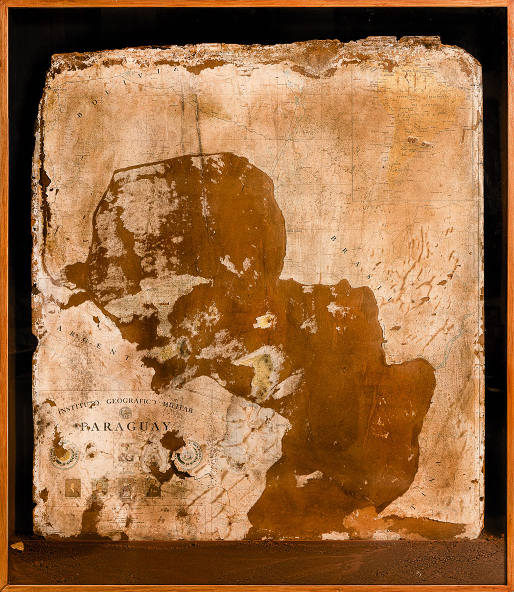 Sin título, 2018 Tierra y mapa del Paraguay 144 x 129 cm © Ángel Uriel Barreto