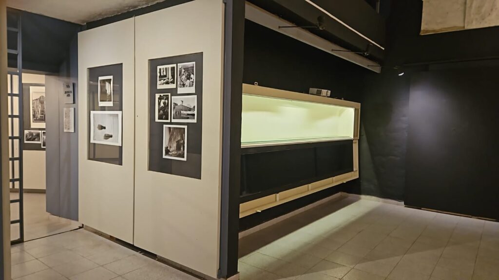 “Foto movida” en montaje. Gabinete Florian Paucke y parte de la Sala Josefina Plá. Cortesía