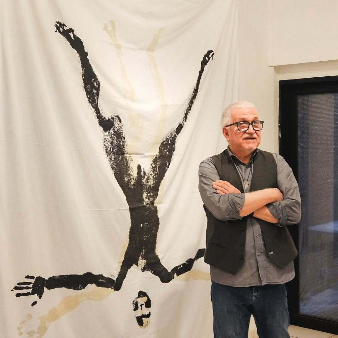 Osvaldo Salerno ante su emblemática obra "Sudario". Cortesía