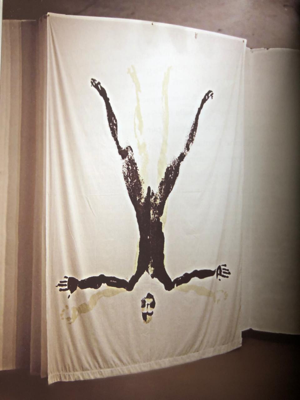 Osvaldo Salerno, "Sudario" de la serie "Ropa usada", 1995. Serigrafía sobre sábana doméstica usada. 236 x 201 centímetros. Cortesía